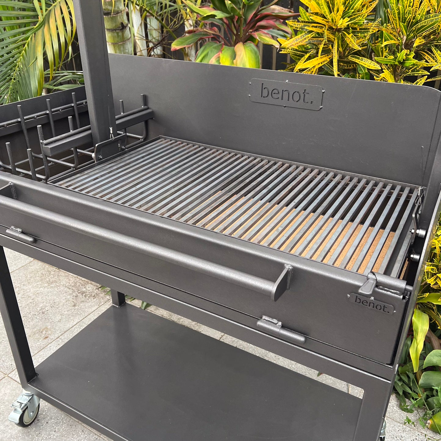 800 Series Freestanding Parrilla with Brasero & Front Door