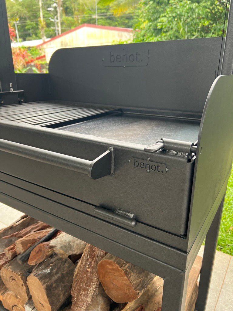 800 Series Freestanding Parrilla with Front Door
