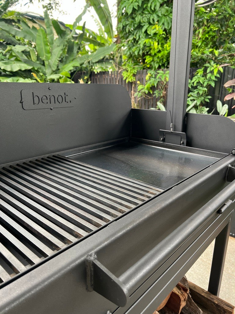 Barbecue grill with 'benot' branding in an outdoor setting