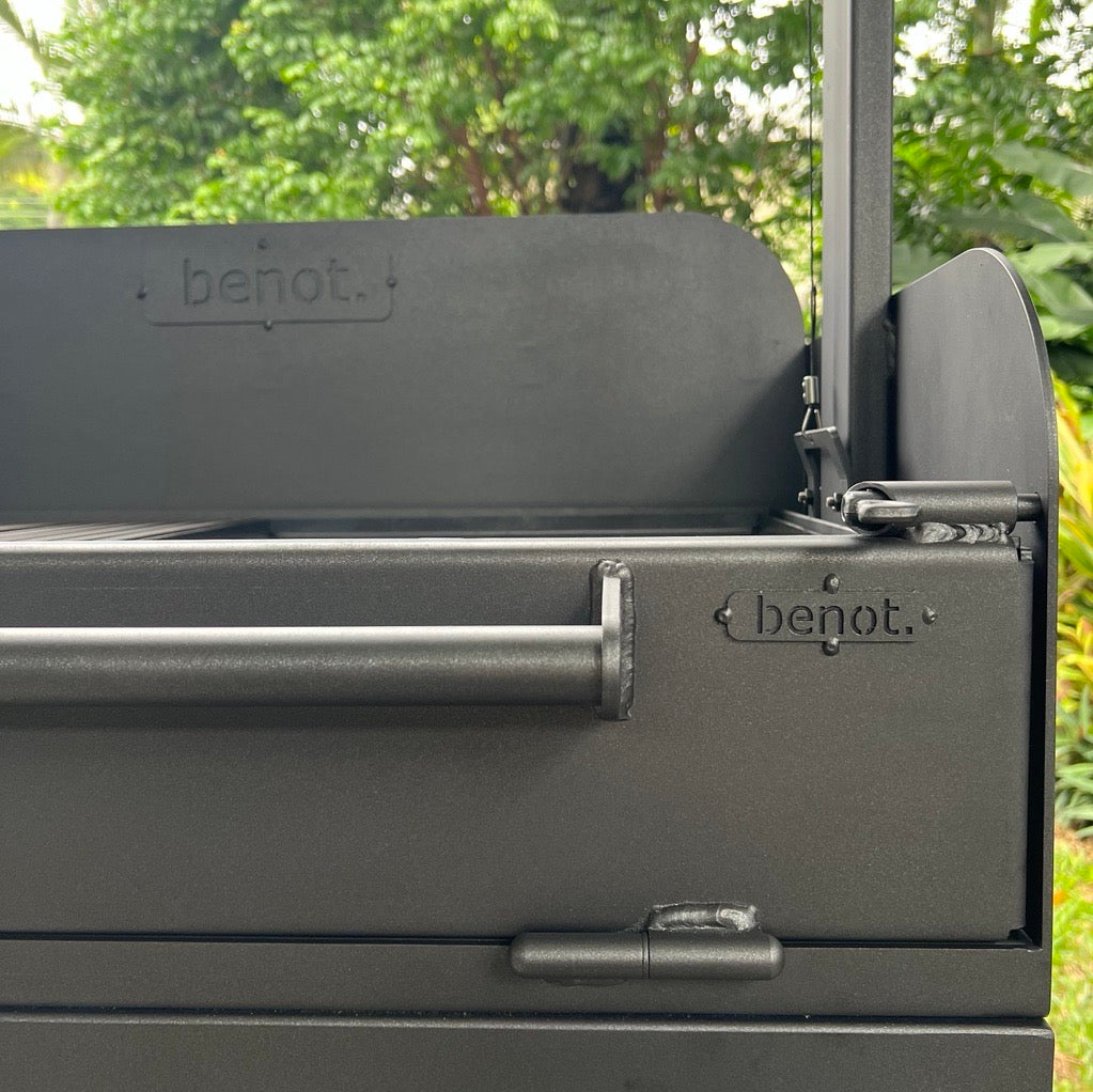 800 Series Freestanding Parrilla with Front Door